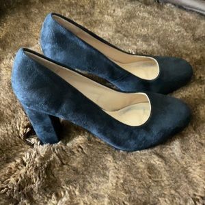 Black suede round toe pumps